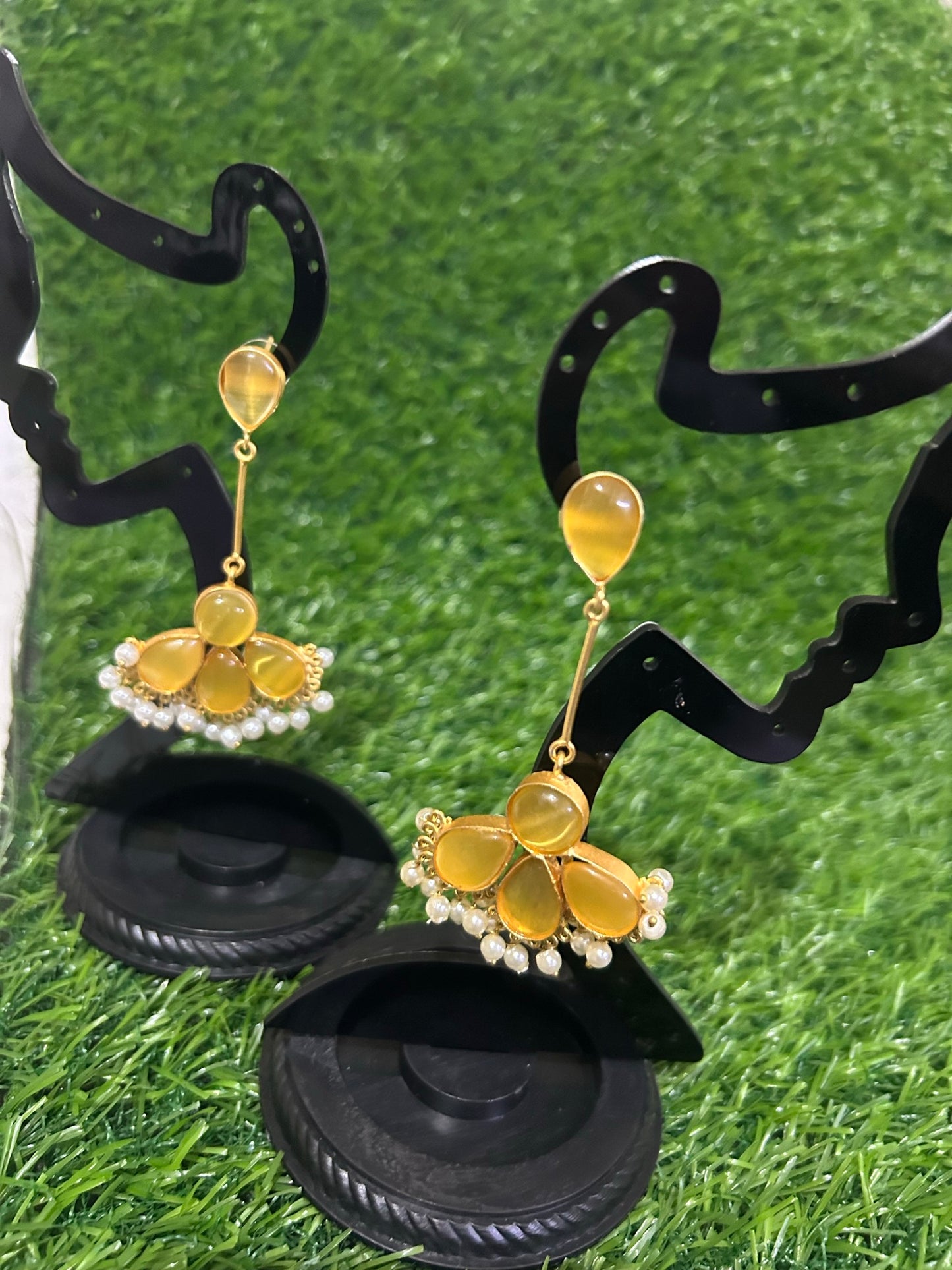 Monalisa stone stud earring