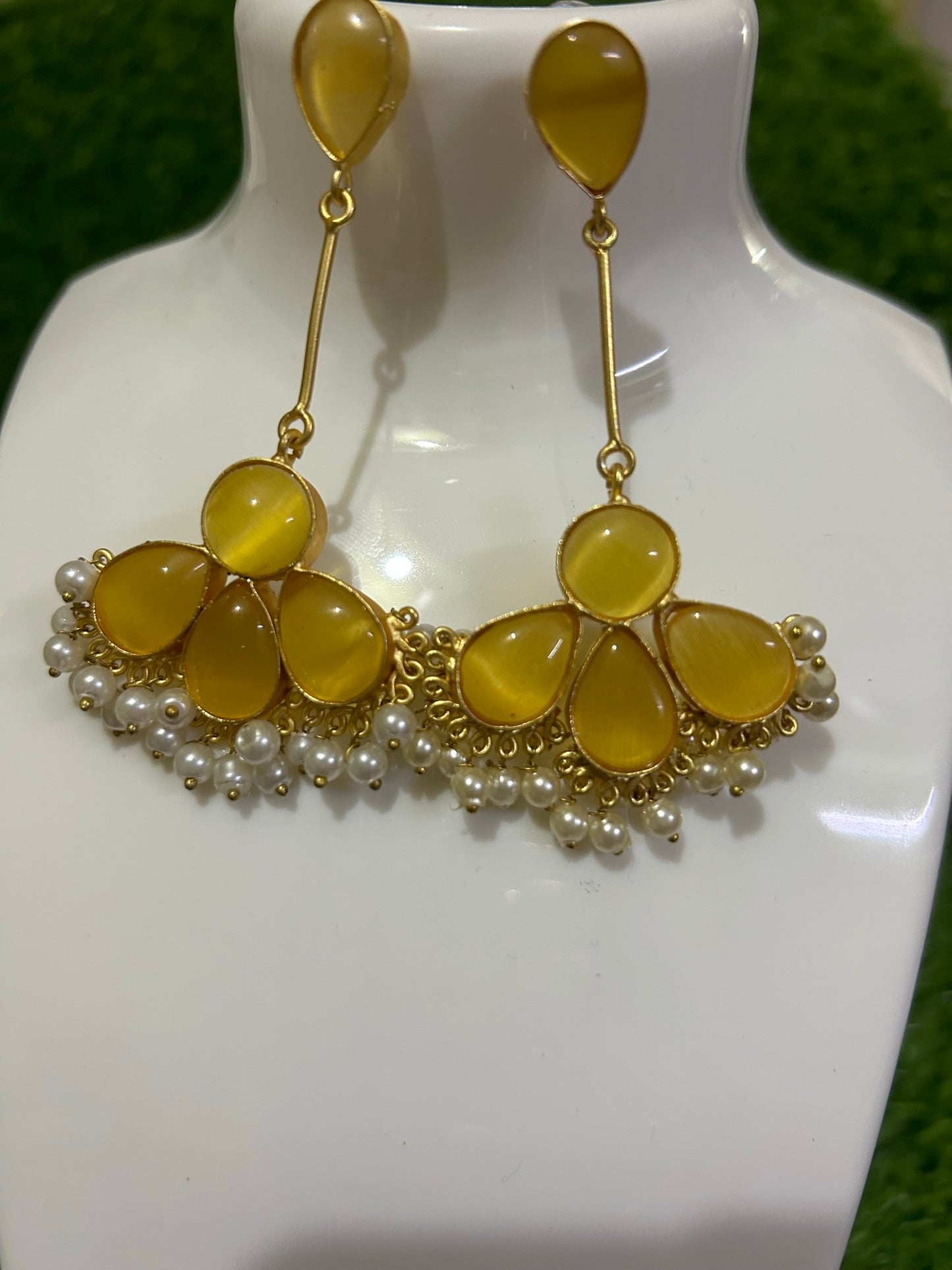 Monalisa stone stud earring